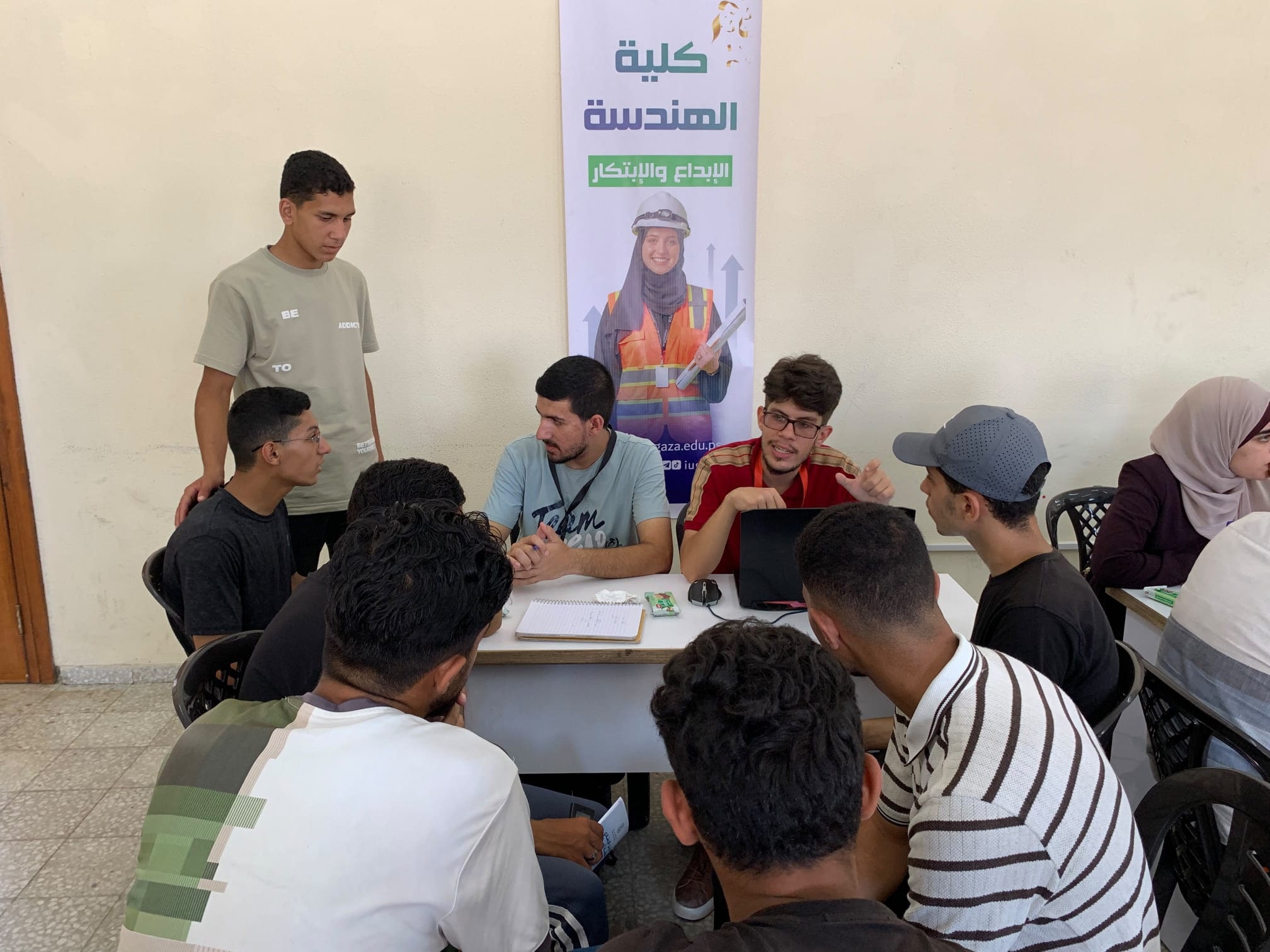صورة 1 من فعالية المشاركة في استقبال الطلبة الجدد وارشادهم في التسجيل