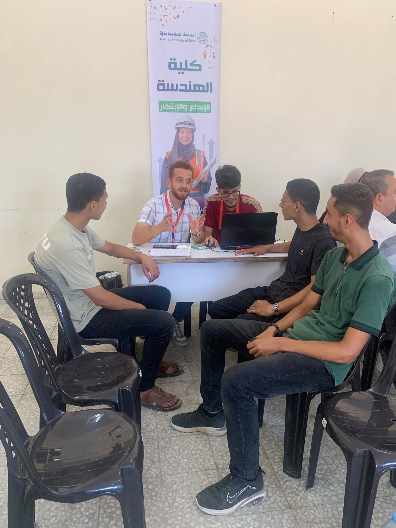 صورة 2 من فعالية المشاركة في استقبال الطلبة الجدد وارشادهم في التسجيل